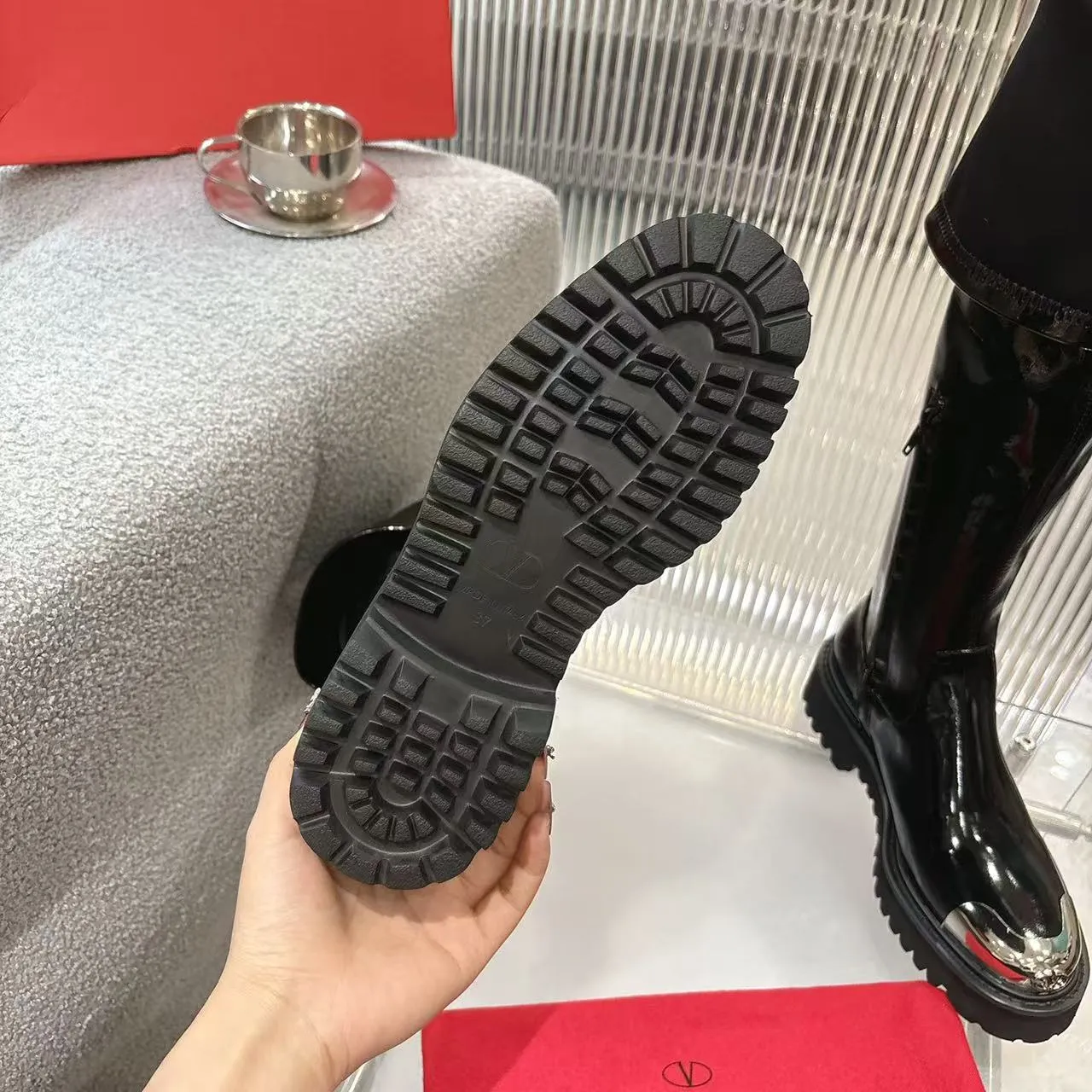 👟👟Ex-factory price 740👟👟 2026𝑉𝐴𝐿𝐸𝑁𝑇𝐼𝑁𝑂 Valentino ♡ͥ | 💫Purchase level🔍 Classic Valentino’s special textured hardware brings out a full sense of luxury After putting it on my feet, I was shocked that my feet looked slimmer! The new season lives up to expectations! Worth buying ❥The original method is absolutely sentimental ❥Elegant style creates a different feeling🙈 Simple temperament style!  ♡ show bdetails ———————————— ⊿▸: Code number | 35-40 (41. Customized) ⊿▸: Material | Patent leather + stretch patent leather ⊿▸: Lining | Sheepskin ⊿▸: Code number 35-40 (41. Customized)